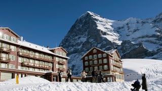 La paraid nord da l'Eiger tar la «Kleine Scheidegg».