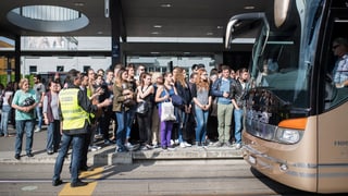 blera glieud spetga sin in bus che remplazza lur tren