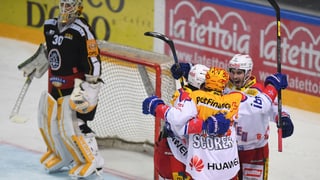 trais giugaders da hockey sa legran dal gol