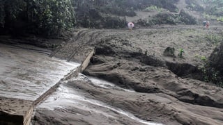 Ina cozza da tschendra e lava ha cuvritg grondas parts da l'insla. Perquai sto quella vegnir evacuada cumplettamain. 