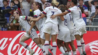 Giugadras da ballape celebreschan in gol.