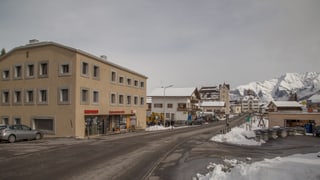 La nova chasa dal medi vegn bajegiada en il center da Vella tranter la chasa communala ed il Volg existent.