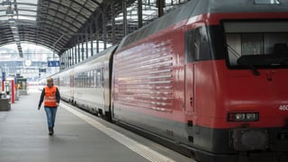 Tren en la staziun da Lucerna. Tren en la staziun da Lucerna.