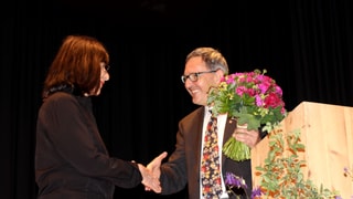 Il cusseglier guvernativ Martin Jäger gratulescha a Leta Semadeni.