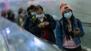Purtret da chinais en ina metro che portan in schurmetg sur nas e bucca. Purtret da chinais en ina metro che portan in schurmetg sur nas e bucca.