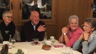 um e trais dunnas sesan vi d'ina maisa e baivan café