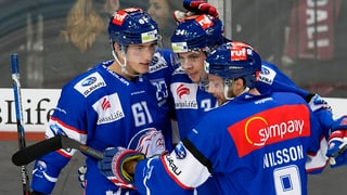 Fabrice Herzog, Auston Matthews e Robert Nilsson dals ZSC Lions festiveschan in gol da Matthews