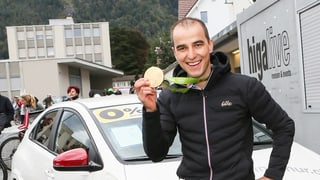 Purtret da Nino Schurter cun la medaglia d'aur dals gieus olimpics 2016. 