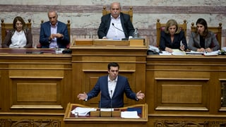 Alexis Tsipras discurra avant il parlament. 