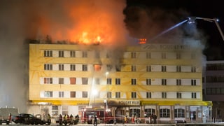 Il maletg mussa il Posthotel ad Arosa en flommas.