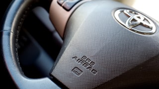Guvernagl da Toyota cun inscripziun airbag.