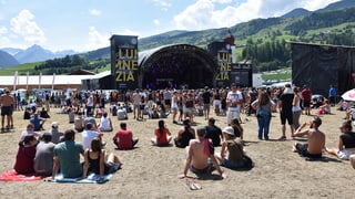aspectaturs avant la tribuna da l'Open Air Lumnezia