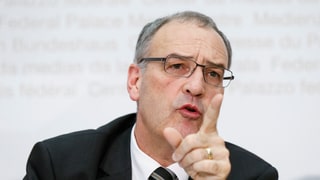 Guy Parmelin ha preschentà il rapport da segirezza 2016. 