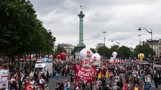 Ils demonstrants èn sa rimnads sin la place de la Bastille.