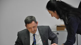 Martin Jäger, il parsura dal uffizi d'educaziun sto declerar las expensas che la nova lescha da scola ha chaschunà. 