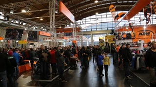 Ina halla a Friedrichshafen cun blera glieud.