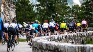 ciclists a la «Alpen Challenge»