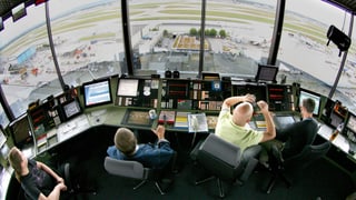 Purtret da controlladers da traffic aviatic a la lavur. 