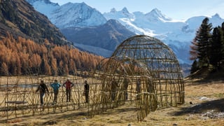 construcziun da basa per ina stupa amez las muntognas en Val Roseg.