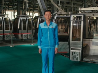 Kim Jong-won, il mecanist da la pendiculara en il resort da skis. Kim Jong-won, il mecanist da la pendiculara en il resort da skis.