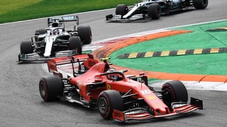 Il Ferrari da Charles Leclerc cun pilot durant cursa.