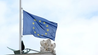 La bandiera da l'UE a mesa asta, fotografada ils 22 da mars 2016 al parlament austriac a Vienna.