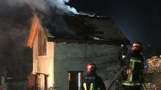 Lieu da l'incendi cun pumpiers en acziun.