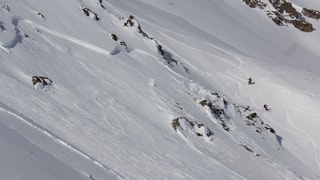 Duas persunas ina tura – regiun sur Scuol.