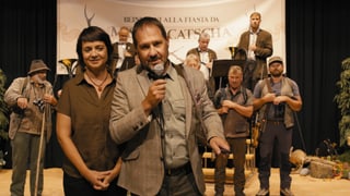Gaby e Bastgaun durant la festa da «Mister Chatscha»