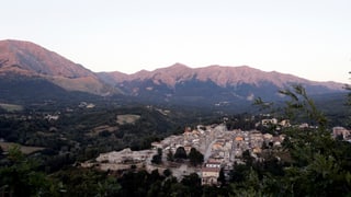 Amatrice cun anc adina bleras chasas destruidas.