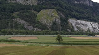 Davant il vial vegl, davos l'autostrada uss. Davant il vial vegl, davos l'autostrada uss.