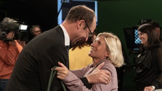 Martin Candinas sa legra cun la victura da la PS che ha pudì recaltgar in segund sez dalla partida, Sandra Locher Benguerel Martin Candinas sa legra cun la victura da la PS che ha pudì recaltgar in segund sez dalla partida, Sandra Locher Benguerel