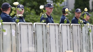La polizia fa guardia davant il parlament polonais Sejm.