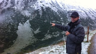 Il guardiaselvaschina Martin Cavegn surveglia la val laterala Val Val.