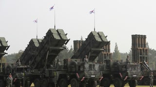 Vehichels da militar ed armas en la Corea dal Sid. 