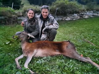 Il chatschader Corsin Flepp e sia figlia Elena cun la vatga-tschierv sajettada en Val Medel ils 10 da settember.