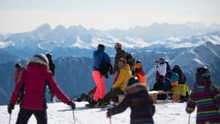 Persunas che van cun skis e snowboard sin il Crap Sogn Gion sur Laax.