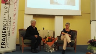 Rina Steier-Peduzzi en discurs cun Silke Redolfi, la manadra dal archiv cultural da dunnas dal Grischun.