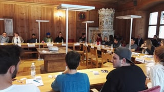 Sessiun dal parlament da giuventetgna da la citad da Cuira - ina sala da lain cun maisas en furma da U