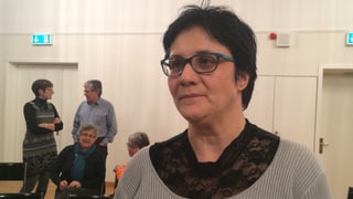 Irena Tuor, dunna cun egliers e chavels nairs. Irena Tuor, dunna cun egliers e chavels nairs.