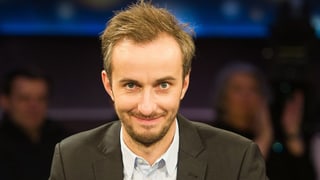 purtret da Jan Böhmermann en il studio da televisiun
