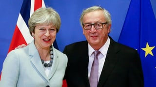Theresa May e Jean Claude Juncker tar l'inscunter a Brüssel.