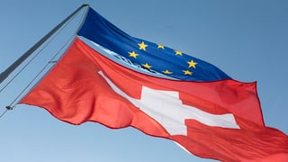 Bandieras da l'UE e da la Svizra. 