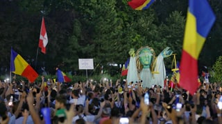 Protests encunter la regenza e corrupziun a Bucarest.