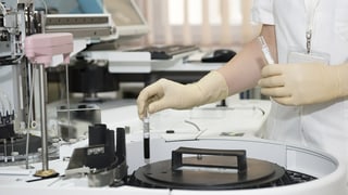 Laboranta medicinala vi da la lavur