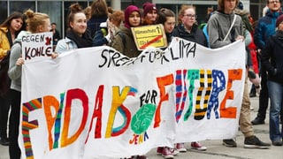 Demonstrants a Jena cun in transparent cun l'inscripziun «Fridays fo Future».