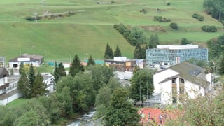 L'hotel Cube ch'è serrà, sa chatta gist dasper la sutgera da quatter a Savognin.