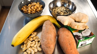 Las ingredienzias per ils patats dultschs cun curry. Las ingredienzias per ils patats dultschs cun curry.