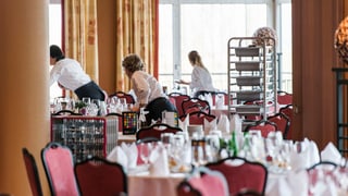trais emploiads da hotel preparan la sala da mangiar