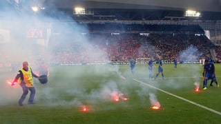 Durant la partida Croazia cunter Tschechia han fans croats bittà fieus artificials sin il plaz